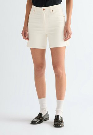 Weiße Denim-Shorts mit hoher Taille, fünf Taschen und Messingknopfverschluss. Glatte Textur mit dezenten Steppnähten.