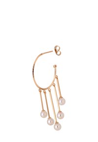 Arany karika fülbevalók, öt felfüggesztett gyönggyel függőleges rudakon, amelyek modern dizájnt és fényes fémes felületet mutatnak be.