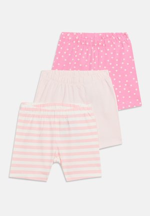 Tres pares de pantalones cortos para niños pequeños en rosa con lunares blancos, rosa claro liso y rayas horizontales rosas y blancas, todos con cinturillas elásticas.