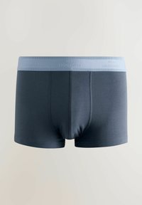 Mörkgrå boxershorts i mjukt tyg, med ett ljusblått elastiskt midjeband där "NEXT SIGNATURE" är präglat. Inga mönster.