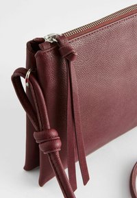 Next Taška cez plece - berry red