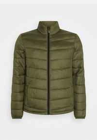 Oliven grønn dunjakke med horisontal søm, høy krage og full glidelås foran. Glatt stoff med et lett, quiltet design.