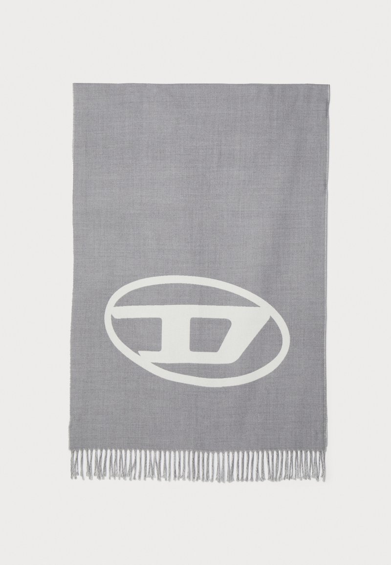 Grå tørklæde lavet af blødt stof, med et stort hvidt logo, og afsluttet med fine frynser langs den nederste kant.