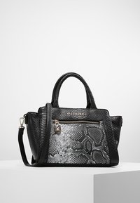 Svart läderhandväska med texturerad yta, med en pytontryckssida, topphandtag och avtagbar axelrem. Silverfärgade metalldetaljer.