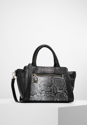 Musta nahkalaukku, jossa on teksturoitu pinta, python-nahkakuosisella sivulla, pääkahvoilla ja irrotettavalla olkahihnalla. Hopeiset yksityiskohdat.