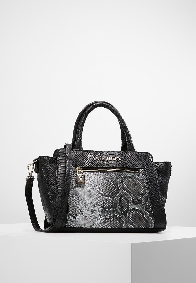 Svart läderhandväska med texturerad yta, med en pytontryckssida, topphandtag och avtagbar axelrem. Silverfärgade metalldetaljer.