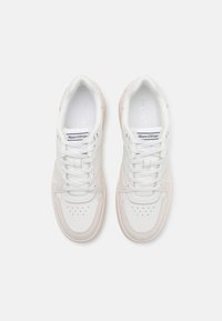 Weiße Leder-Sneaker mit glatter Oberfläche, runder Zehenpartie, perforierten Details und weichem Textilfutter. Markenlogo auf der Zunge.
