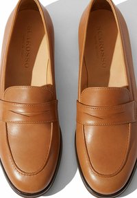 Brune læderloafer med en glat tekstur, afrundet tå og syningdetaljer. Logoet indeni siger "Scarosso, Made in Italy." Flad sål.