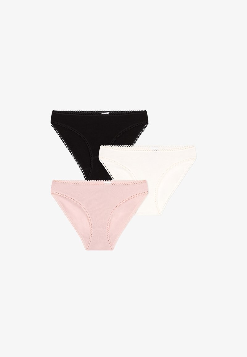 Tre paia di slip in nero, bianco e rosa. Ognuno presenta una delicata rifinitura lungo la vita e le aperture delle gambe. Materiale in cotone.
