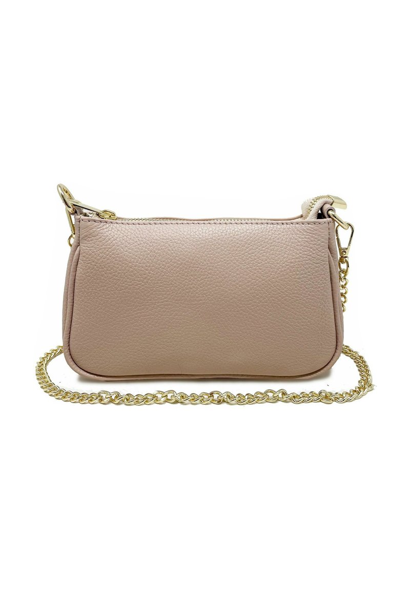 Rosa läderhandväska med en texturerad yta, featuring en guldkedjesnor och dragkedjestängning upptill. Rundade hörn och minimalistisk design.