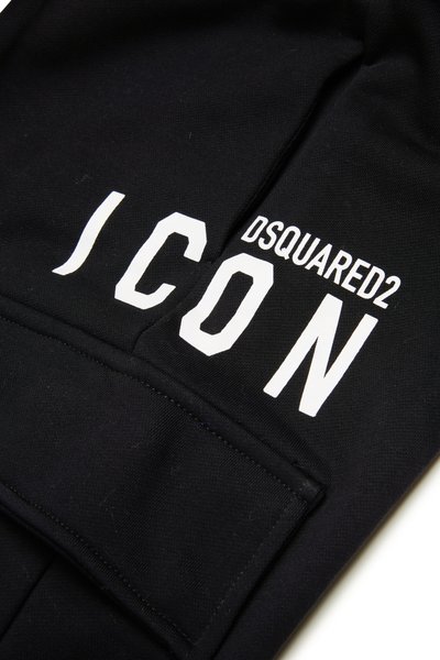 Tessuto nero con grande lettering bianco "DSQUARED2 ICON." Il materiale sembra liscio con una leggera lucentezza, e c'è un dettaglio visibile della tasca.
