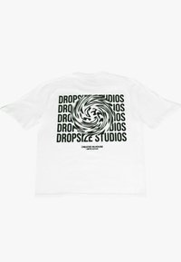 Weißes Baumwoll-T-Shirt mit einem wirbelnden schwarzen Grafikdesign auf dem Rücken, auf dem "DROPSIZE STUDIOS" in fetten Buchstaben wiederholt ist. Limitierte Auflage.