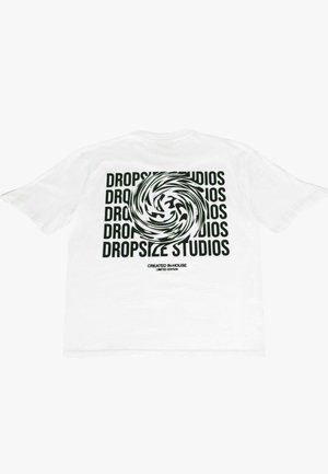 Camiseta blanca de algodón con un gráfico en espiral negro en la parte trasera con "DROPSIZE STUDIOS" repetido en letras gruesas. Edición limitada.