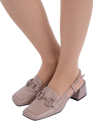 Beige leren slingback schoenen met een vierkante neus, een stevige hak en dekoratieve gespaccenten op de band. Gladde textuur.