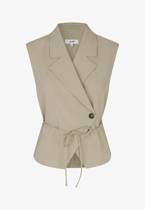 Bézs színű ujjatlan blézer széles hajtókával, egy fekete gombbal és vékony övvel a deréknál, kicsi méretben.