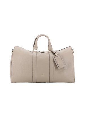 Beige Leder-Duffelbag mit strukturierter Oberfläche, doppelten oberen Griffen, einem abnehmbaren Anhänger und goldfarbener Hardware. Reißverschluss entlang der Oberseite.
