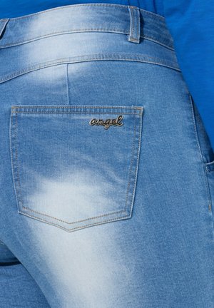 Jeans in denim blu chiaro con una tasca posteriore decorata con la parola "angelo" ricamata in un font corsivo e un modello di lavaggio sbiadito.
