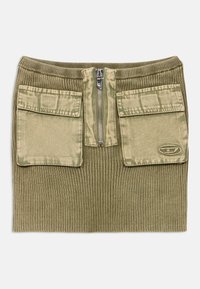 Πλεκτή φούστα σε ελιά πράσινο με κάθετη ριμπ υφή, που διαθέτει δύο μεγάλες επιθετικές τσέπες και κλείσιμο με φερμουάρ μπροστά.