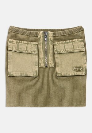 Fustă tricotată verde măsliniu cu textură nervurată verticală, având două buzunare mari aplicate și închidere cu fermoar frontal.