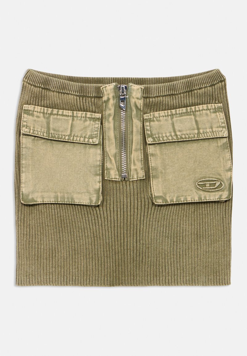 Πλεκτή φούστα σε ελιά πράσινο με κάθετη ριμπ υφή, που διαθέτει δύο μεγάλες επιθετικές τσέπες και κλείσιμο με φερμουάρ μπροστά.