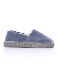 Espadrillas di tessuto blu con punta arrotondata, lati aperti e suola in juta intrecciata. La parte superiore ha una texture liscia e dettagli di cucitura minimi.