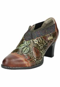 Scarpa in pelle marrone con un motivo floreale e di bacche, dettagli testurizzati, tacco basso e una fascia elastica scintillante nella parte superiore.