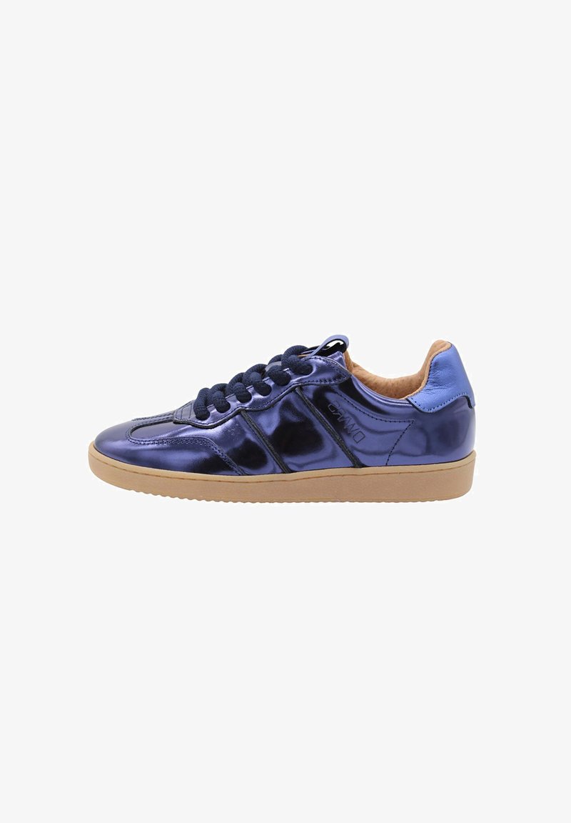 Glanzend marineblauw leren sneaker met zwarte veters, beige zool en een gevoerd kraag in een lichter blauw, zijaanzicht.