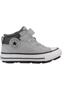 Baskets montantes grises avec semelle en caoutchouc, bande Velcro et fermeture à lacets. Présentent des accents noirs et un logo circulaire sur le côté.