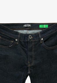 Donkerblauwe spijkerbroek met een klassieke vijf-pocket stijl, oranje stiksels, metalen knoopsluiting en een label met de tekst "CARS JEANS."