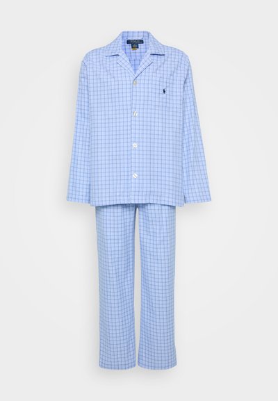 Ensemble de pyjama à carreaux bleu clair en tissu doux, comprenant un haut à boutons avec une poche et un pantalon ample assorti.