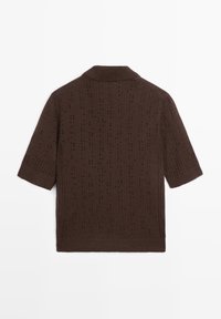 Bruine trui met korte mouwen van gebreide stof, met een gestructureerd, geperforeerd patroon en een omgeslagen kraag, plat liggend getoond vanaf de achterkant.