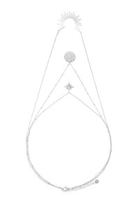 Collana multi-strato in argento caratterizzata da un pendente a forma di sole, un charm circolare testurizzato e un accento a forma di stella, il tutto su catene sottili.