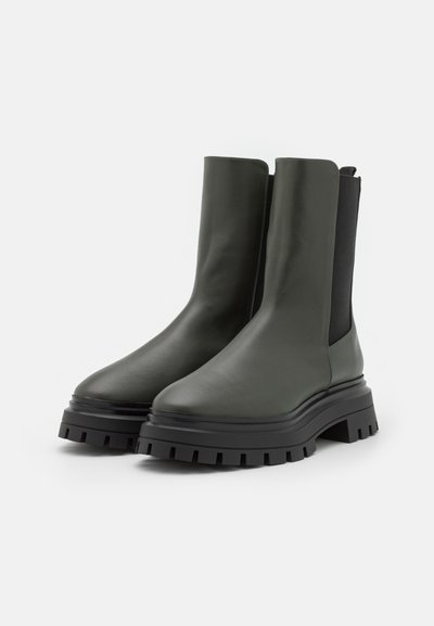 Stuart Weitzman BEDFORD BOOTIE - Enkellaarsjes met plateauzool - cargo green