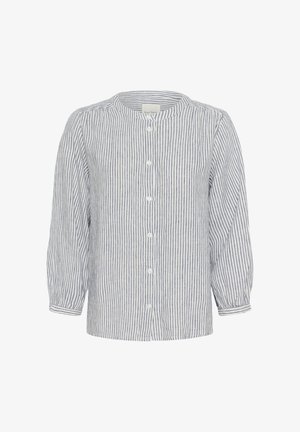 Világoskék és fehér csíkos gombos ing, amely lágy lenvászonból készült, kerek nyakkivágással, hosszú ujjakkal és finom redőzéssel a mandzsettákon.