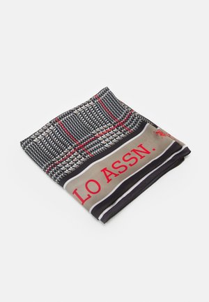 Bufanda doblada a cuadros negros, blancos y rojos con borde beige con texto rojo "LO ASSN." y un pequeño emblema de un caballo y jinete.