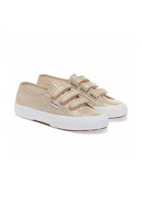 Guld tygsneakers med tre kardborreband, vita gummisulor och texturerad ovandel. Har logodetalj på sidan.