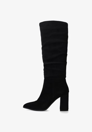 Schwarze kniehohe Stiefel aus weichem Wildleder, mit einem lässigen Design, spitzer Zehenform und chunky Blockabsatz. Glatte Textur auf der gesamten Oberfläche.