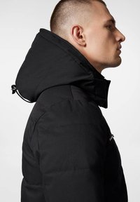 Czarna kurtka puchowa z wysokim kołnierzem i regulowanym kapturem na sznurku. Gładka tekstura, minimalne detale oraz boczna kieszeń na zamek.