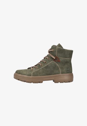 Bottes montantes en cuir vert avec semelle en caoutchouc marron, coutures contrastantes et œillets en métal. Présente un design à lacets et un soutien de la cheville.