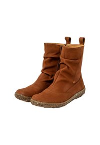 Botas de cuero marrón hasta el tobillo con un diseño arrugado, cremallera lateral y suela texturizada en contraste. Cuenta con lengüetas en la parte superior para un uso fácil.