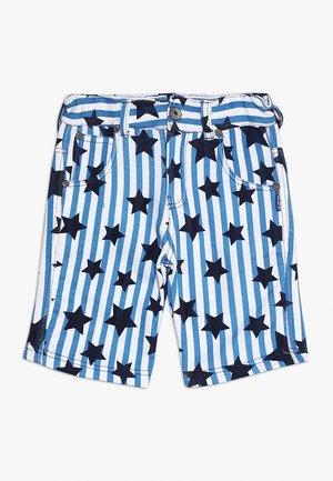 Shorts rayés bleus et blancs avec des motifs d'étoiles noires, deux poches avant, et une fermeture à bouton avec une étiquette de marque sur le côté.