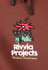 Smeđa dukserica s grafikonom crvenog cvijeta s zelenim lišćem, uz tekst "Rivvia Projects Weekend Landscapers" u bijeloj i žutoj boji.