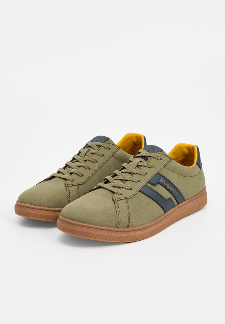 Paar olivgrüne Low-Top-Sneaker mit braunen Sohlen, marineblauen Akzenten und gelbem Innenfutter, mit "bugatti"-Markenlogo an der Seite.