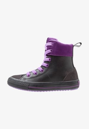 Schwarzer High-Top-Sneaker mit violettem Wildlederkragen und passenden Schnürsenkeln, Gummisohle mit violetten Akzenten und strukturierter Oberfläche.