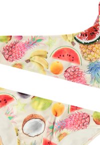 Bikini sa višebojnim uzorkom raznog voća, uključujući lubenicu, ananas i banane, na svijetlosmeđoj podlozi.