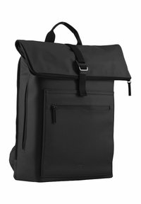 Sac à dos rectangulaire noir avec poche zippée à l'avant, rabat supérieur maintenu par une sangle à boucle, zippers sur les côtés et une poignée sur le dessus.