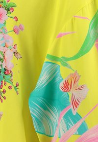 Helles, gelbes Gewebe mit floralen und Schmetterlingsmustern in Pink und Blau, mit glatter, glänzender Textur und lebendigen Farben.