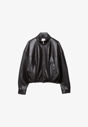 Schwarze Leder-Bomberjacke mit hohem Kragen, Reißverschluss, zwei Fronttaschen und tailliertem Gürtel. Glatte Textur und übergroße Passform.