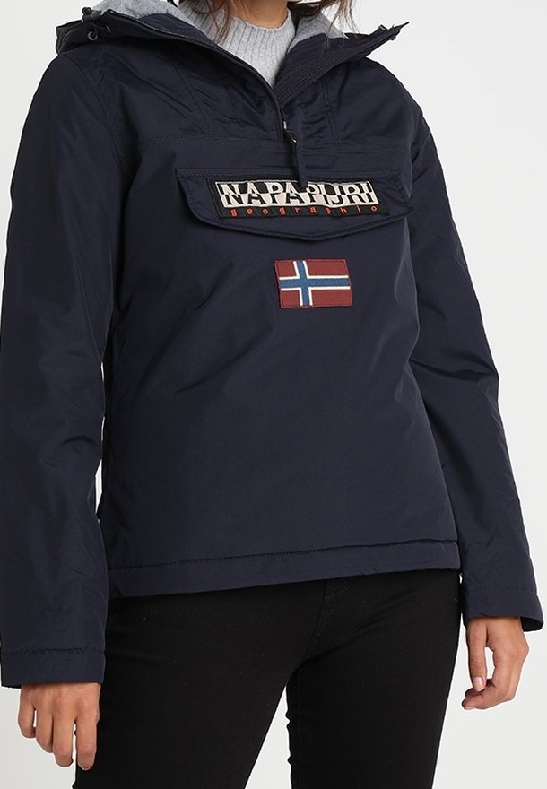 Veste à capuche bleu marine avec une poche avant, ornée d'un logo et d'un patch drapeau norvégien. Fabriquée en matériau lisse et léger.