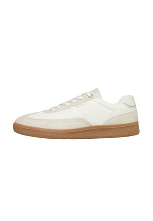 Wit leren lage sneaker met beige accenten en een zool van gumrubber, zijaanzicht, platte veters en een gestructureerd zoolpatroon.